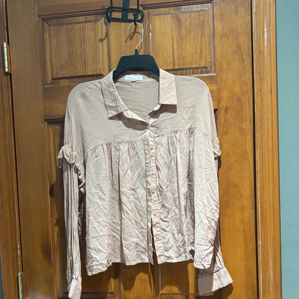 Socialite Light Tan Button-Up Blouse❤️